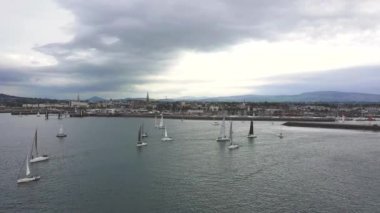 İrlanda 'daki Dun Laoghaire marina limanındaki yelkenli gemi ve yatların havadan görünüşü