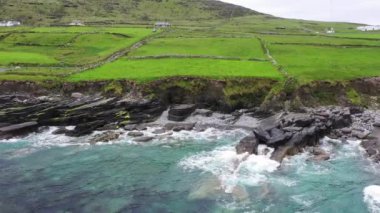 Valentia Adası 'nın güzel hava manzarası. Sıkıcı bir bahar gününde İrlanda manzaralı Kerry İlçesi, İrlanda.