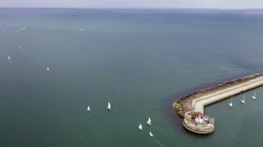 İrlanda 'daki Dun Laoghaire marina limanındaki yelkenli gemi ve yatların havadan görünüşü