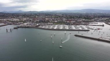 İrlanda 'daki Dun Laoghaire marina limanındaki yelkenli gemi ve yatların havadan görünüşü