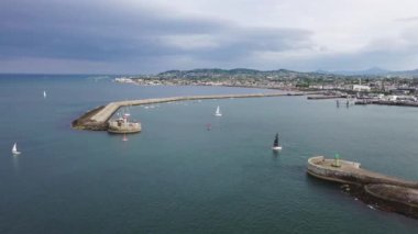 İrlanda 'daki Dun Laoghaire yat limanındaki yelkenli tekne, gemi ve yatların hava görüntüsü.