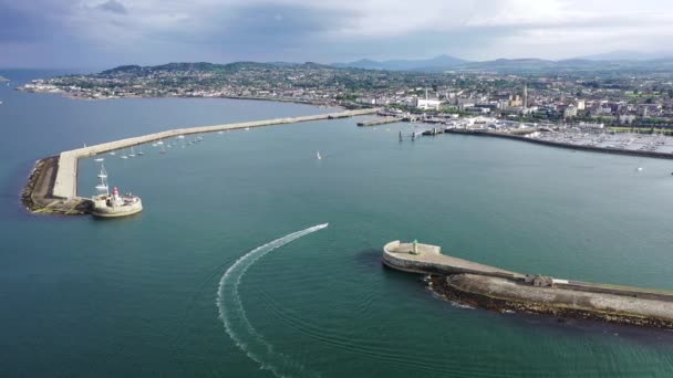 Zeezicht op zeilboten, schepen en jachten in de haven van Dun Laoghaire, Ierland — Stockvideo