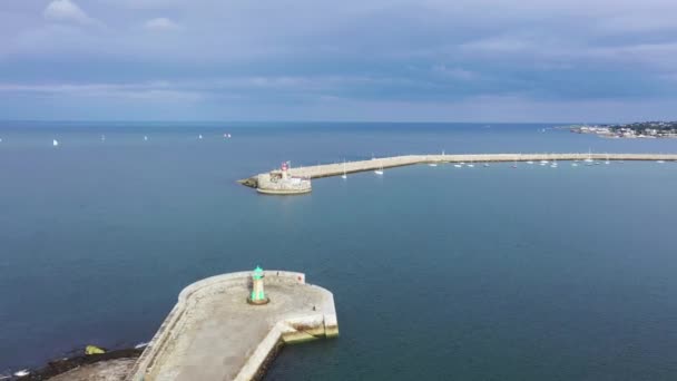 Letecký pohled na plachetnice, lodě a jachty v přístavu Dun Laoghaire, Irsko — Stock video