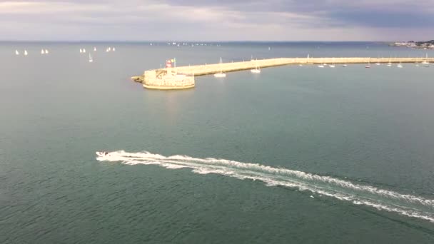 Luftaufnahme von Segelbooten, Schiffen und Yachten in dun laoghaire marina harbour, irland — Stockvideo