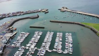 Howth Limanı ve İrlanda köyünün hava manzarası