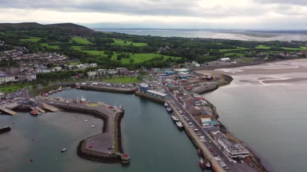 Letecký pohled na Howth Harbour a vesnici, Irsko — Stock video