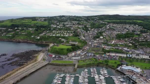 Vista aérea del puerto y pueblo de Howth, Irlanda — Vídeo de stock