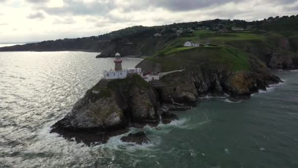 Légi kilátás a világítótoronyra, Howth North Dublin — Stock videók