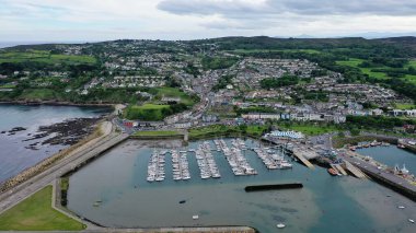Howth Limanı ve İrlanda köyünün hava manzarası