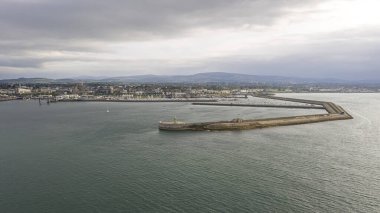 Howth Limanı ve İrlanda köyünün hava manzarası