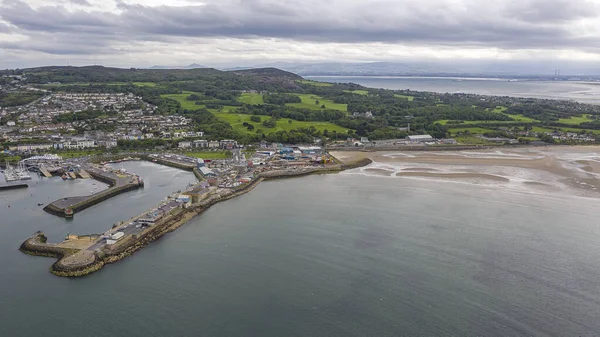 Вид з повітря на гавань Хоута і село (Ірландія). — стокове фото