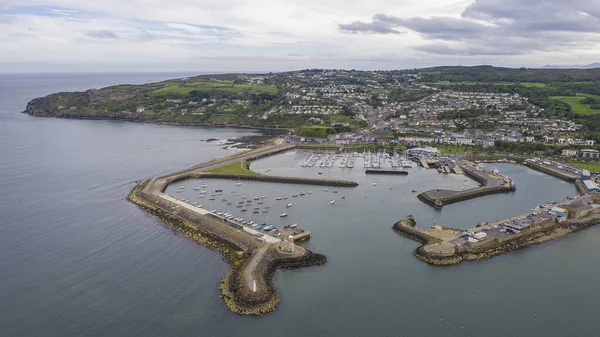 Uitzicht vanuit de lucht op de haven en het dorp, Ierland — Stockfoto