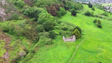 Bray, County Wicklow, İrlanda 'daki Raheen-a-Cluig ortaçağ kilisesinin havadan görünüşü