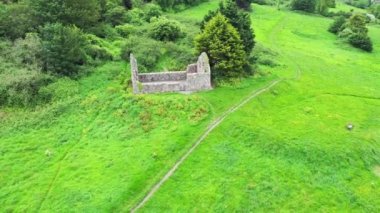 Bray, County Wicklow, İrlanda 'daki Raheen-a-Cluig ortaçağ kilisesinin havadan görünüşü