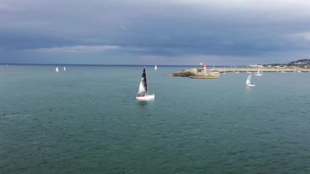 爱尔兰Dun Laoghaire码头帆船、船舶和游艇的航景 — 图库视频影像