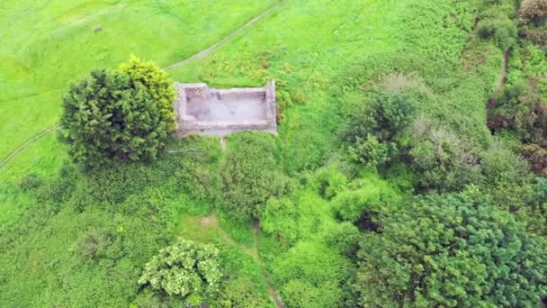 Veduta aerea della chiesa medievale di Raheen-a-Cluig a Bray, contea di Wicklow, Irlanda — Video Stock