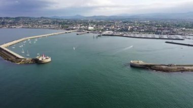 İrlanda 'daki Dun Laoghaire yat limanındaki yelkenli tekne, gemi ve yatların hava görüntüsü.