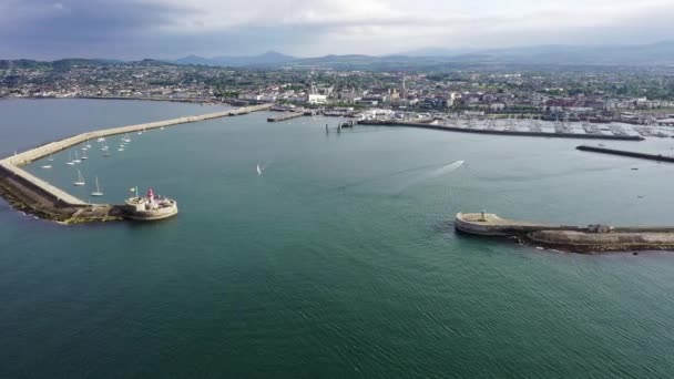 Flygfoto över segelbåtar, fartyg och yachter i Dun Laoghaire marina hamn, Irland — Stockvideo