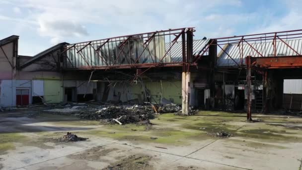 Vue aérienne d'un entrepôt détruit par un incendie et rempli de déchets, Margate, Kent, Royaume-Uni — Video