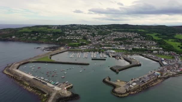 Howth Limanı ve İrlanda köyünün hava manzarası — Stok video