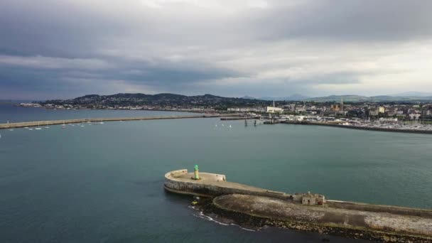 İrlanda 'daki Dun Laoghaire yat limanındaki yelkenli tekne, gemi ve yatların hava görüntüsü. — Stok video