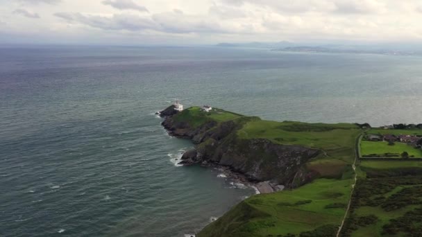 Vista aérea del faro de Baily, Howth Norte de Dublín — Vídeos de Stock