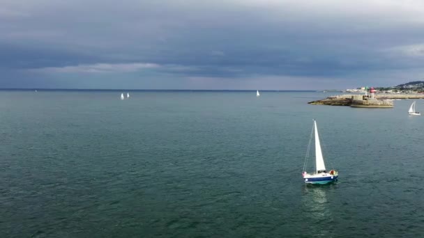 Vista aérea de veleros, barcos y yates en el puerto deportivo de Dun Laoghaire, Irlanda — Vídeos de Stock