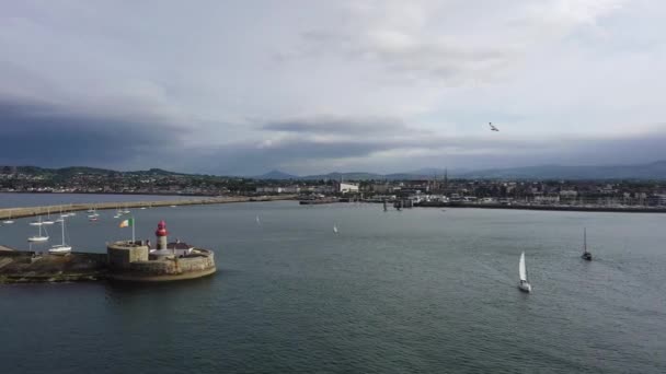 Letecký pohled na plachetnice, lodě a jachty v přístavu Dun Laoghaire, Irsko — Stock video
