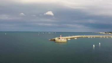 İrlanda 'daki Dun Laoghaire yat limanındaki yelkenli tekne, gemi ve yatların hava görüntüsü.