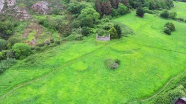 Bray, County Wicklow, İrlanda 'daki Raheen-a-Cluig ortaçağ kilisesinin havadan görünüşü
