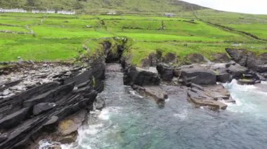 Valentia Adası 'nın güzel hava manzarası. Sıkıcı bir bahar gününde İrlanda manzaralı Kerry İlçesi, İrlanda.
