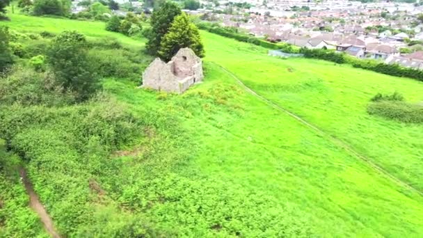 Vista aérea de la iglesia medieval Raheen-a-Cluig en Bray, Condado de Wicklow, Irlanda — Vídeo de stock