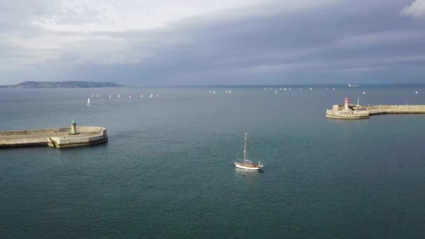 Zeezicht op zeilboten, schepen en jachten in de haven van Dun Laoghaire, Ierland — Stockvideo