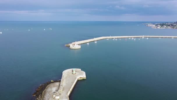 Zeezicht op zeilboten, schepen en jachten in de haven van Dun Laoghaire, Ierland — Stockvideo