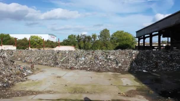 Widok z powietrza magazynu zniszczonego przez ogień i wypełnionego odpadami śmieci, Margate, Kent, Uk — Wideo stockowe