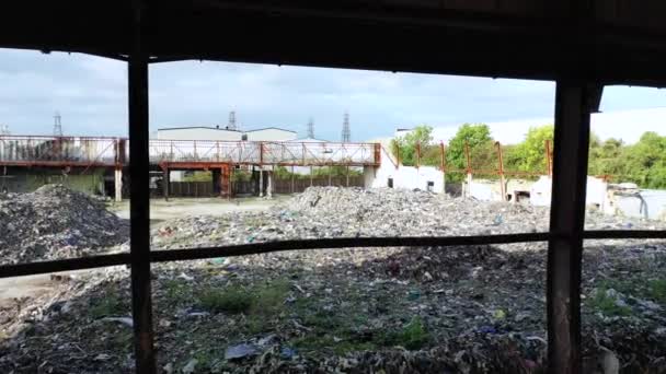 Vista aérea de un almacén destruido por el fuego y lleno de basura, Margate, Kent, Reino Unido — Vídeo de stock