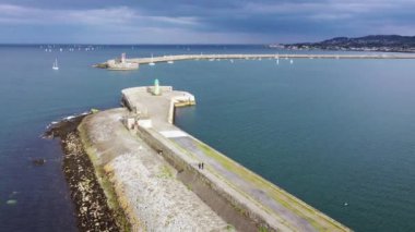 Kumsalda yosunlarla kaplı deniz taşları.