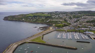 Howth Limanı ve İrlanda köyünün hava manzarası