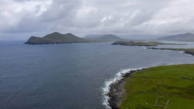 Cromwell Point 'teki Valentia Adası Deniz fenerinin güzel manzarası. Güneşli yaz gününde İrlanda manzaralı Kerry ilçesi, İrlanda.