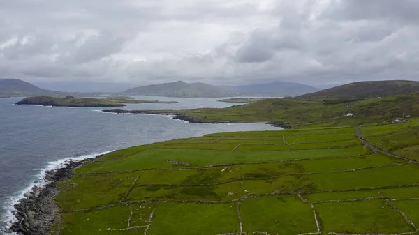 Vacker utsikt över Valentia Island fyr vid Cromwell Point. Naturskönt irländskt län på solig sommardag, grevskapet Kerry, Irland. — Stockfoto