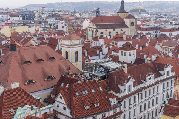 Luftaufnahme der Prager Altstadt mit vielen roten Dächern und Kirchen — Stockfoto