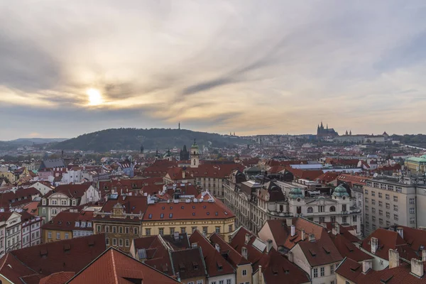 Letecký pohled na městskou pláštěnku starého města Prahy se spoustou červených střech a kostelů — Stock fotografie