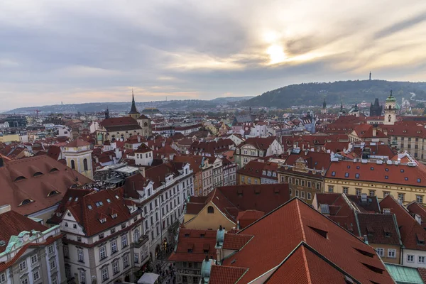 Letecký pohled na městskou pláštěnku starého města Prahy se spoustou červených střech a kostelů — Stock fotografie