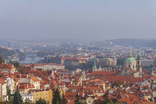 Luftaufnahme der Prager Altstadt mit vielen roten Dächern und Kirchen — Stockfoto