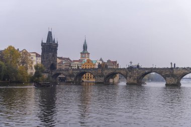 Tarihi Charles Köprüsü veya Karluv Most ve Vltava Nehri, Prag, Çek Cumhuriyeti