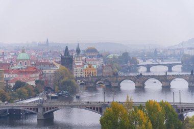 Tarihi Charles Köprüsü veya Karluv Most ve Vltava Nehri, Prag, Çek Cumhuriyeti