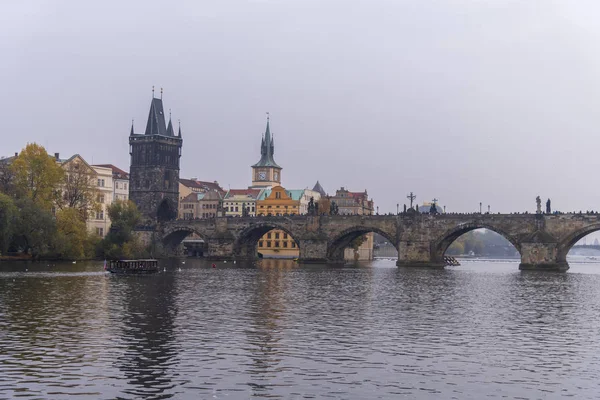 Widok na panoramę miasta z historycznym Mostem Karola lub Karluv Most i Wełtawą, Praga, Czechy — Zdjęcie stockowe