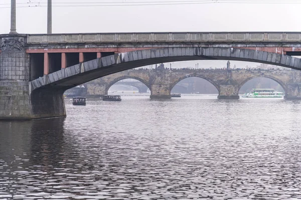 Вид на скайлайн с историческим Карловским мостом или Карлов Мост и рекой Влтава, Чехия — стоковое фото