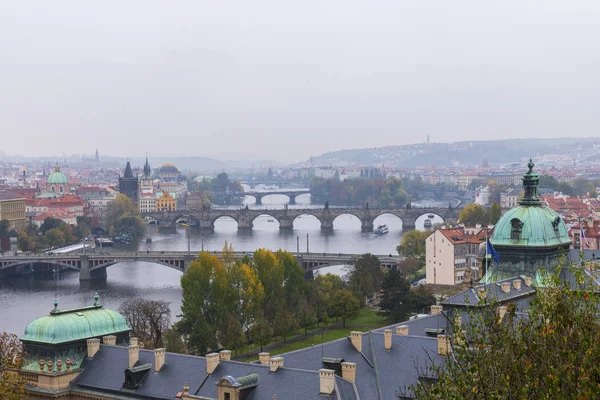Pohled na panorama s historickým Karlovým mostem nebo Karlovým mostem a řekou Vltavou, Praha — Stock fotografie