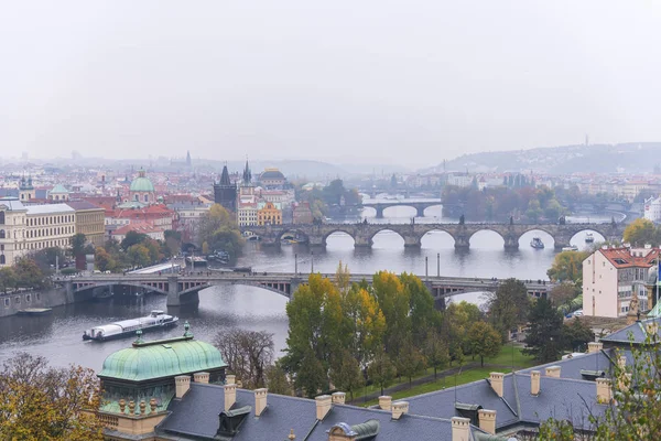Вид на скайлайн с историческим Карловским мостом или Карлов Мост и рекой Влтава, Чехия — стоковое фото